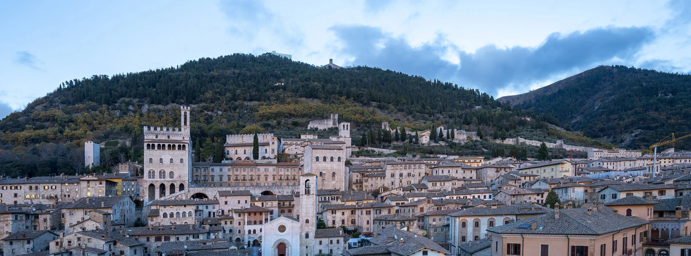 Il centro storico di Gubbio e il Monte Ingino